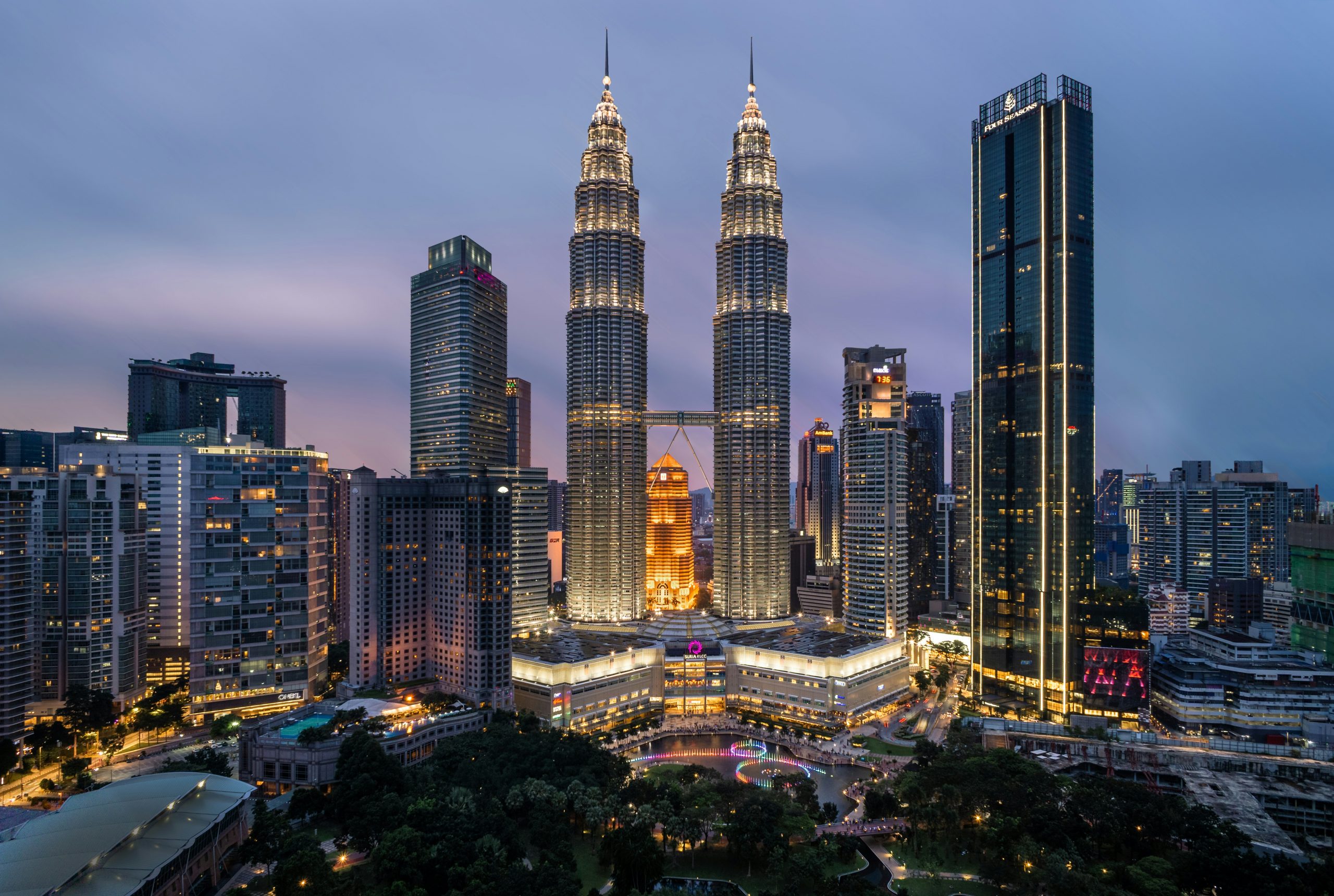 Wieże Petronas w Kuala Lumpur oświetlone nocą