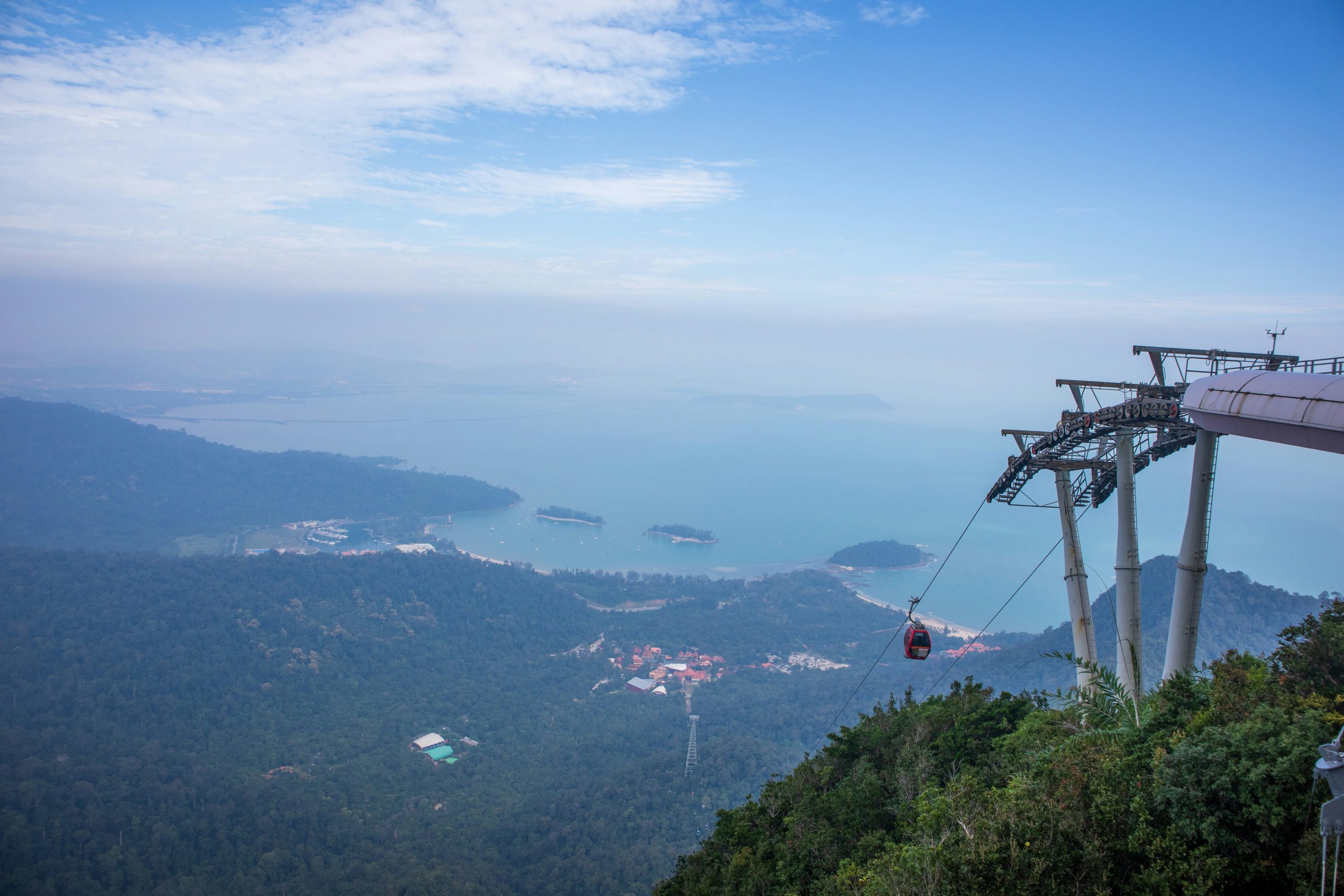 Plaża na wyspie Langkawi z palmami kokosowymi i turkusową wodą