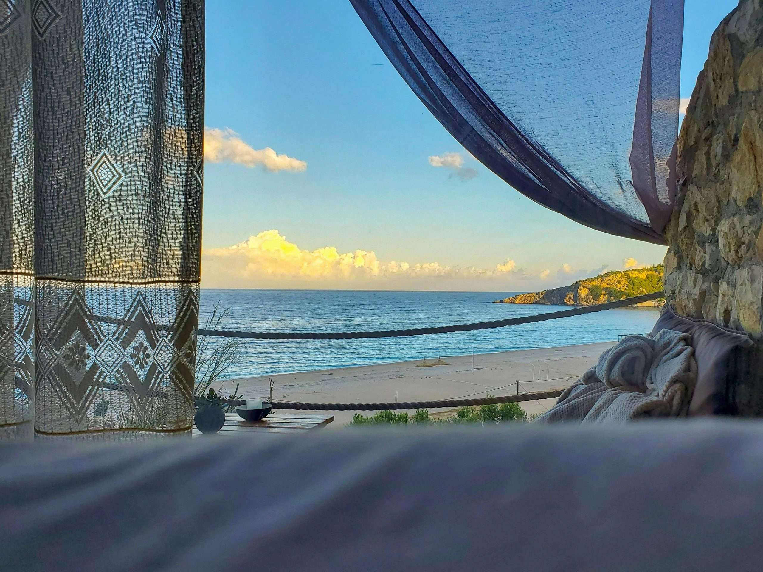 widok na plażę w Albanii