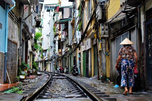 Wietnam – pociąg przejeżdżający przez tętniące życiem ulice Hanoi