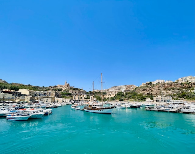 Malownicza trasa samochodowa wzdłuż wybrzeża Malty