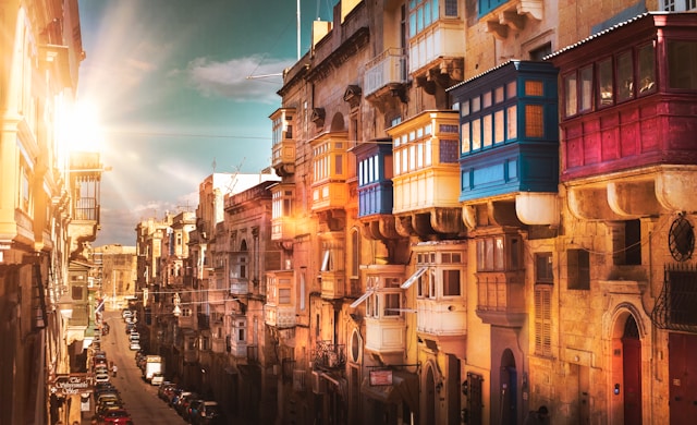 Zabytkowe wapienne kamienice i uliczka w Valletcie na Malcie