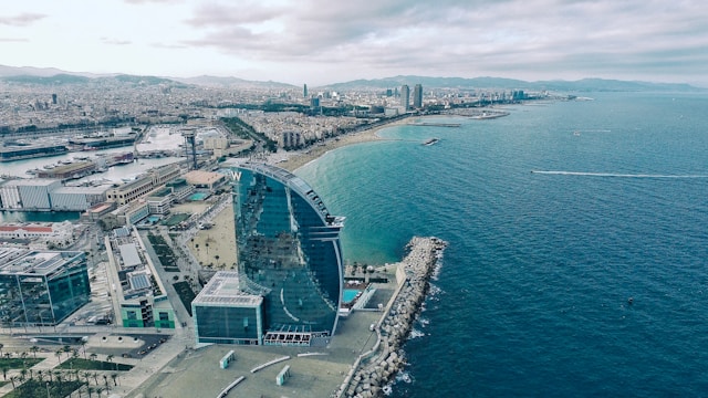 Plaża Barceloneta w Barcelonie z Morzem Śródziemnym