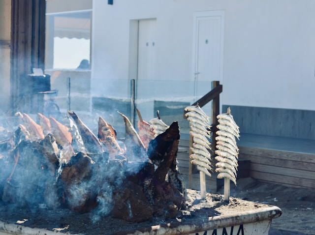 Plaża La Malagueta w Maladze z Morzem Śródziemnym i palmami