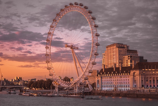 London Eye i Tamiza w Londynie z zachodem słońca