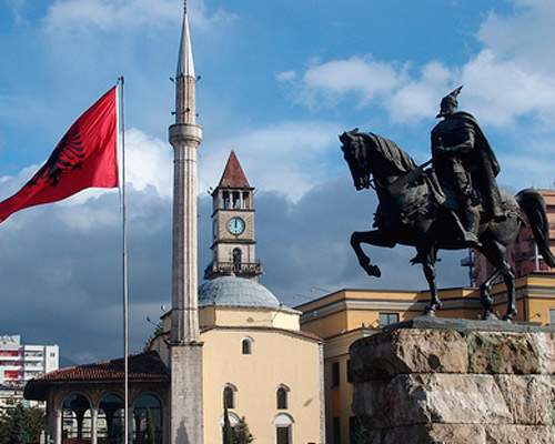 Podróż: Elastyczna wycieczka samochodowa po Albanii: góry, historia i riwiera